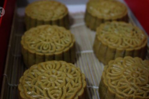 Merawat tradisi imlek dengan menyajikan kue bulan pembawa harapan