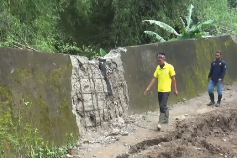 Tanah ambles, talut sungai di Madiun nyaris ambrol