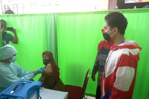 Wali Kota Gibran tinjau pelaksanaan vaksinasi di pasar tradisional