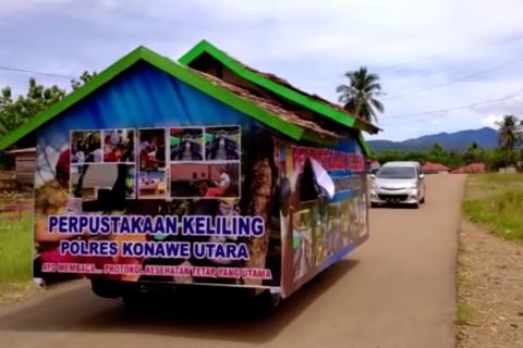 Seorang polisi sulap mobil jadi pustaka keliling untuk daerah terpencil