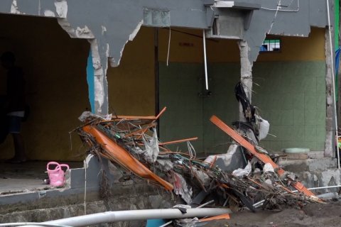 Tanggul Citarum jebol, 30 rumah hancur dan warga masih mengungsi