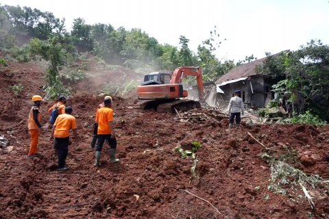 Longsor di Nganjuk, puluhan warga tertimbun