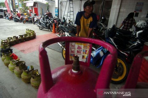 Antrean pembeli gas Elpiji tiga kilogram