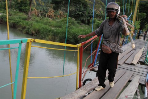 JEMBATAN ANTAR DESA RUSAK DI KABUPATEN KOLAKA UTARA