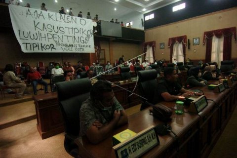 Aksi protes mahasiswa di DPRD Kota Tegal