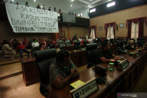 Mahasiswa bentangkan spanduk protes di dalam ruang sidang DPRD Kota Tegal