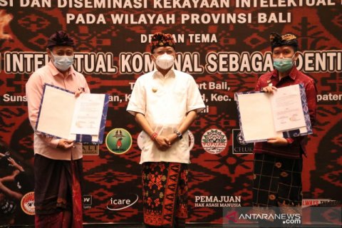 Gubernur Koster serahkan 63 sertifikat merek perorangan