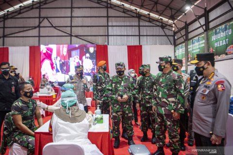 Panglima TNI dan Kapolri meninjau pelaksanaan vaksinasi