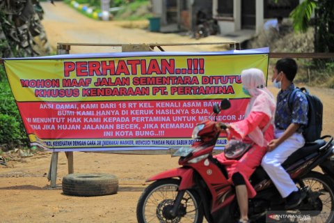 Warga blokir jalan menuju sumur minyak Pertamina EP di Jambi