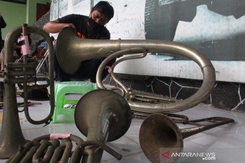 Perawatan alat musik koleksi museum Brawijaya