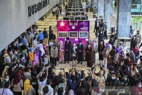 Pameran foto Peringatan Hari Perempuan Internasional