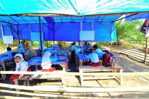 Sekolah darurat di lokasi terpencil di Sumatera Barat