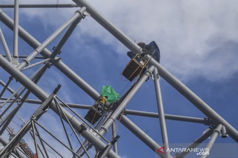 Perakitan rangka atap Jakarta International Stadium