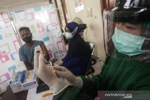 Vaksinasi dosis pertama untuk pedagang pasar di Palangkaraya