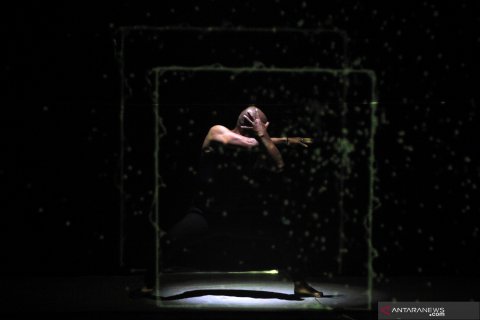 Pentas tari kontemporer tentang COVID-19