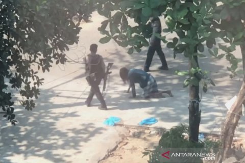 Polisi bersenjata paksa demonstran merangkak di Yangon