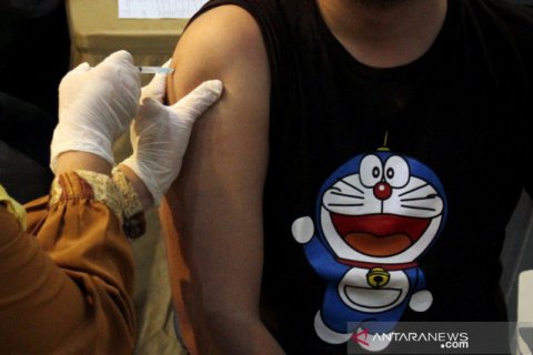 Vaksinasi pekerja hotel dan restoran di Makassar