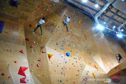 Mau olahraga Panjat Dinding di dalam mal? Bisa!