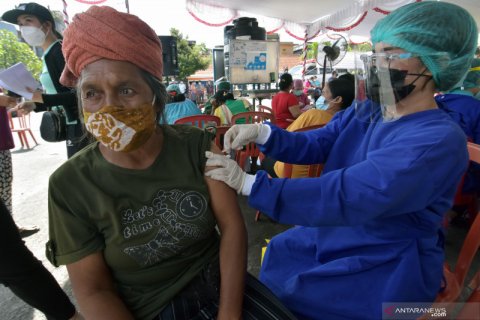 Vaksinasi COVID-19 bagi buruh dan pedagang pasar di Denpasar