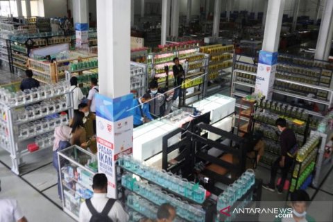 Pedagang Ikan Hias Isi Lapak Ikan Modern Palembang