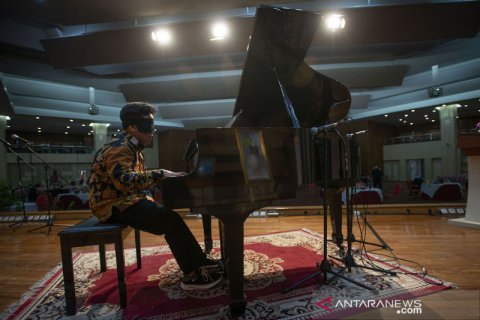 Rekor konser piano dengan mata tertutup