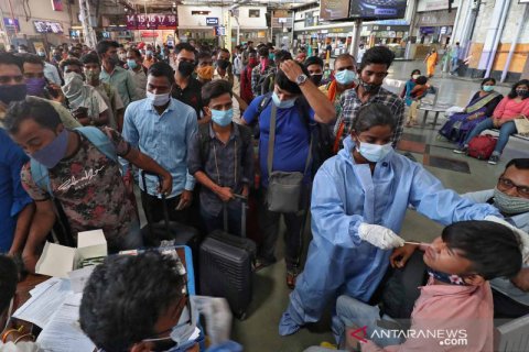 Kampanye pengujian tes usap Antigen di Mumbai