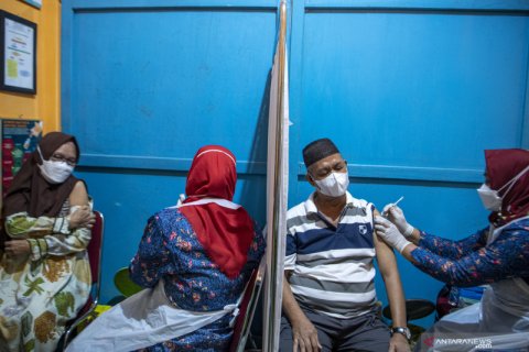 1200 Orang Jemaah Calon Haji Embarkasi Palembang Disuntik Vaksin