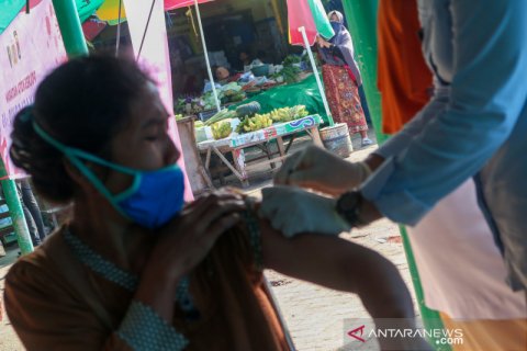 Vaksinasi di Pasar Tradisional Kebon Roek Mataram