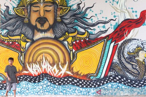 Usir kesan kumuh, Mural hiasi pilar jembatan layang di Malang