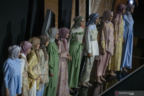 Peragaan busana muslim berbahan ramah lingkungan