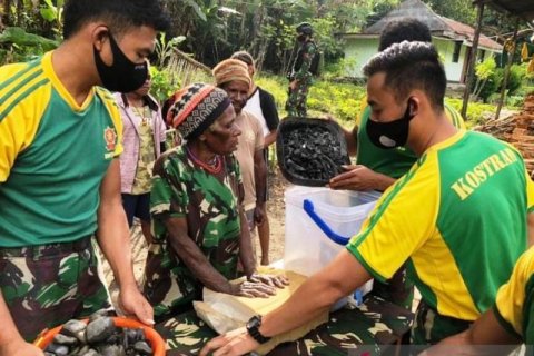 TNI Bersama Warga Kurima Buat Alat Penjernih Air Bersih