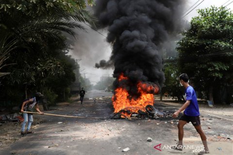 Lawan kudeta militer, warga Myanmar gelar aksi pemogokan sampah