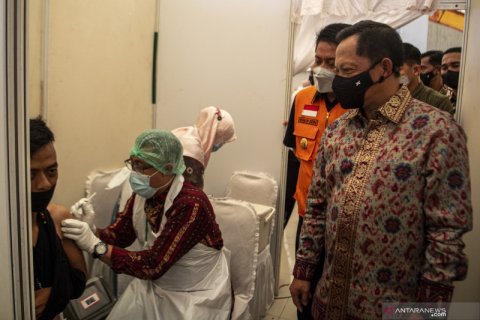 Mendagri Kunjungi Pusat Vaksinasi Massal Di Palembang