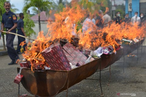 Pemusnahan barang impor ilegal di Banda Aceh