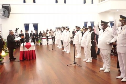 Lantik 4 bupati, Gubernur Papua minta gunakan dana Otsus dengan tepat