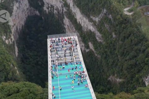 Menyambangi kedai kopi di tebing sinkhole karst raksasa di China