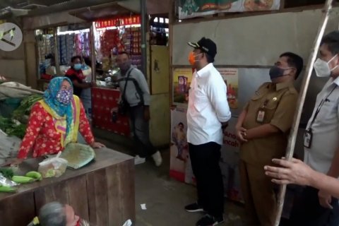 Pedagang pasar di Ngawi minta pembebasan retribusi