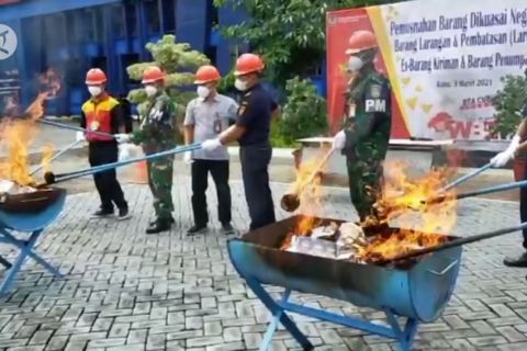 Jutaan batang rokok ilegal hingga "sex toy" dimusnahkan