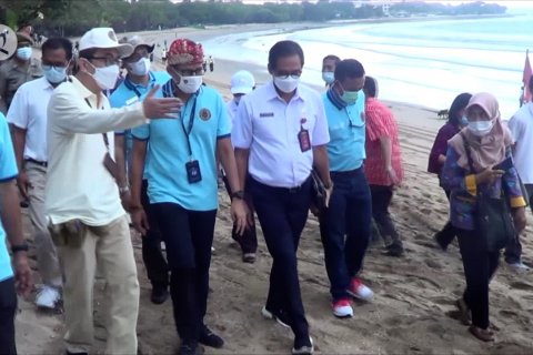 Pantai Kuta bersih, Sandi Uno optimistis pariwisata bangkit
