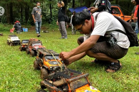 Serunya offroad dengan mobil 'remote control'