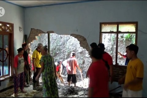 Tebing longsor rusak rumah warga di Magetan