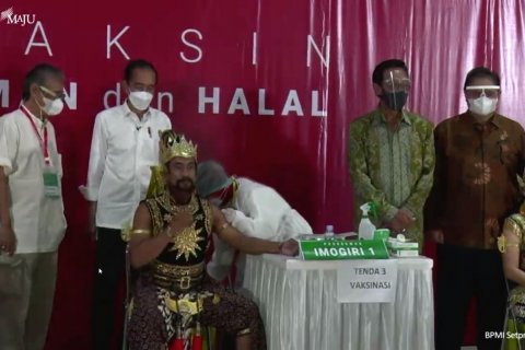 Presiden Jokowi tinjau vaksinasi massal seniman dan budayawan
