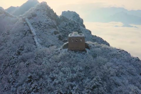 Indahnya pemandangan Tembok Besar Jinshanling yang diselimuti salju dan awan