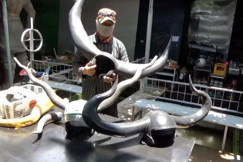 Kreatif! Barang bekas jadi helm jaga jarak