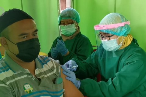 Pengemudi taksi dan ojek di Solo terima vaksin COVID-19