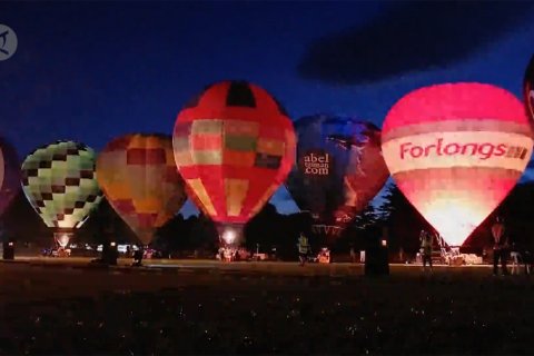 Pertunjukan cahaya malam Balloons over Waikato digelar di Hamilton