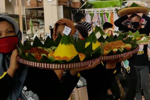 Pedagang Pasar Legi Parakan Temanggung gelar kirab selamatan