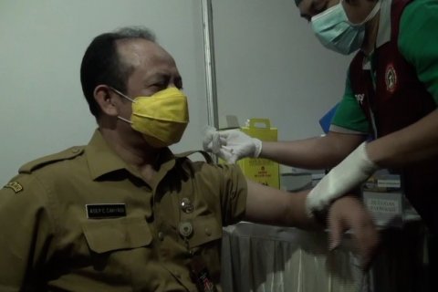 Petugas pelayanan publik hingga tokoh agama terima vaksinasi COVID-19