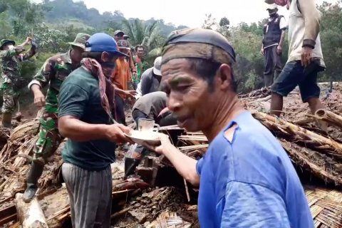 Tim gabungan mulai bersihkan sisa material longsor Lumajang