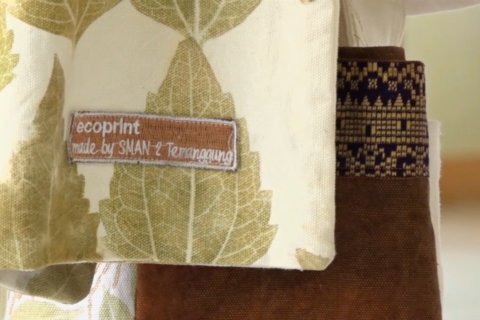 Meningkatkan keterampilan guru melalui batik ecoprint